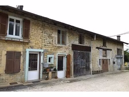 à vendre - ancien corps de ferme avec 1 hectare de terrain - louvenne / val suran