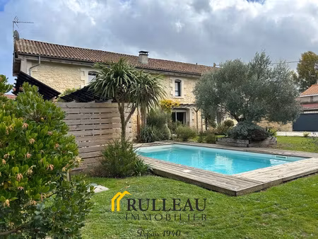 belle maison en pierre avec piscine et beau jardin