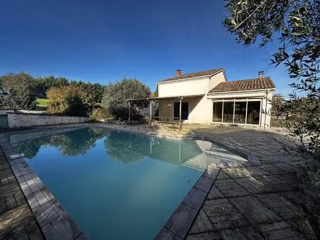maison moderne des années 2000  située dans un hameau calme