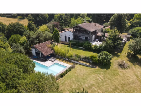 maison en pierre 330m2 habitable  piscine  abri voiture  3h