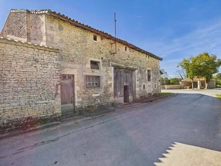 charmante grange à rénover au cœur du village de bessé