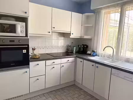a louer maison quartier dezerseul  3 chambres  sous-sol complet