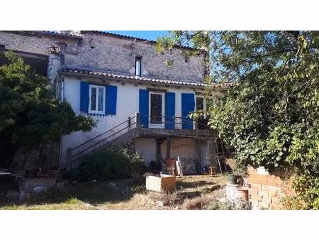 maison de village en pierre avec jardin