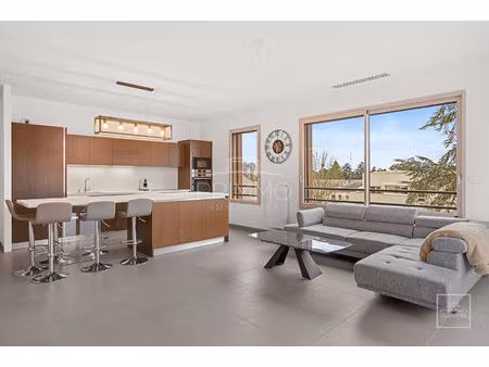 saint cyr au mont d'or  appartement t4 de 107m²  en dernier étage avec terrasse