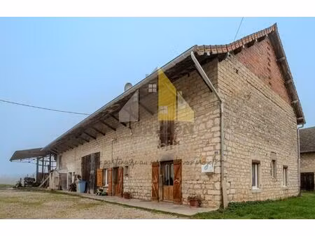 ancien corps de ferme sur une parcelle de terrain de 8 000m2 !