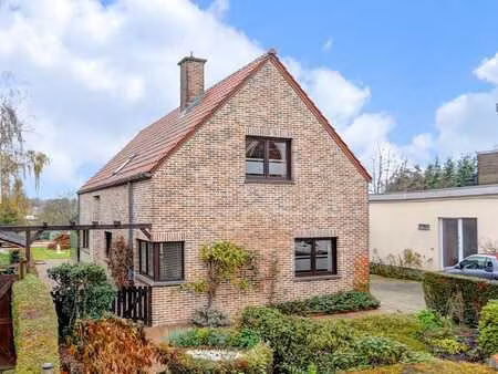 spacieuse maison avec joli jardin à vendre à overijse !