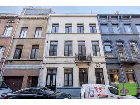 immeuble de bureaux de 260 m³ + 60 m² de caves