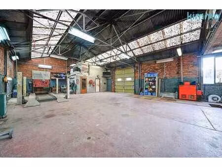 entrepot avec terrain situe en zone d'habitat a monceau !