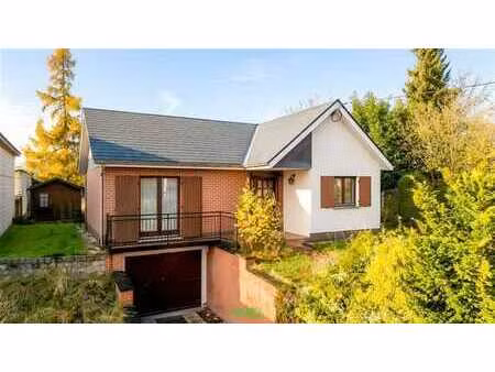 maison 4 façades de plain-pied avec jardin et garage.