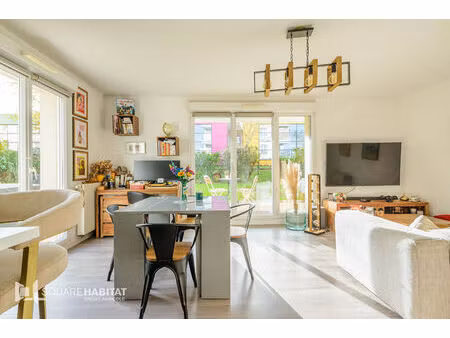 centre bourg. superbe appartement t3 rénové avec vaste jardin privatif .