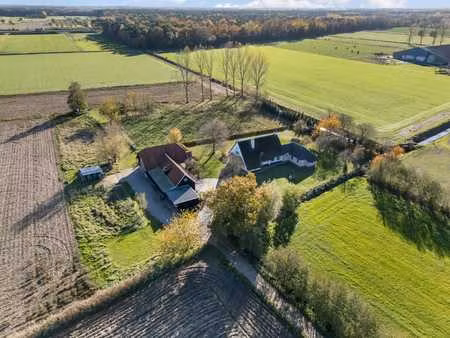 ferme authentique dans un environnement vert et tranquille.