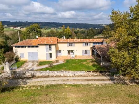 propriété de campagne avec dépendances et terrain