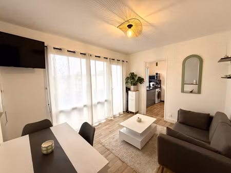 studio meublé avec grand balcon