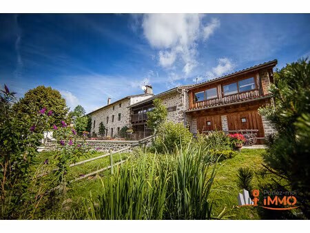 propriete en pierres et auberge