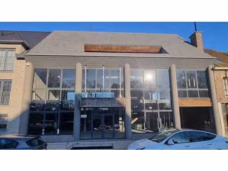 multifunctioneel handelspand (575 m²) langs de drukke n 9