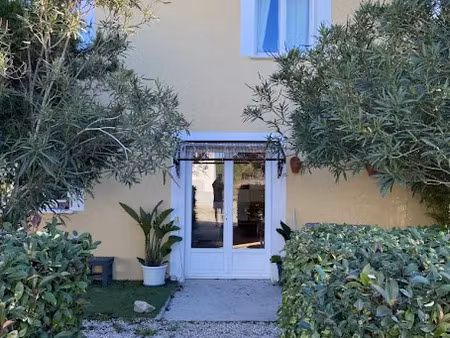 location meublée maison 3 pièces 80 m² à aigues-mortes (30220)  1 050 €