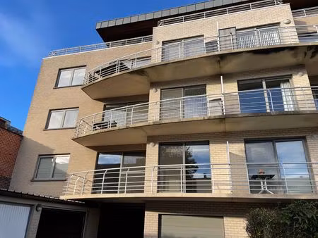 ruim instapklaar twee slaapkamer appartement met groot zongericht terras & gelijkvloerse g