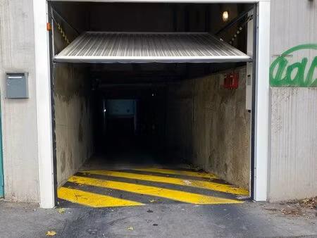 emplacement parking dans garage fermé