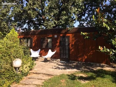 joli mobil home dans parc arboré