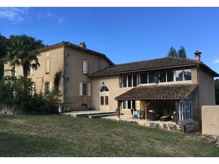 maison imposante avec superbes vues sur la campagne