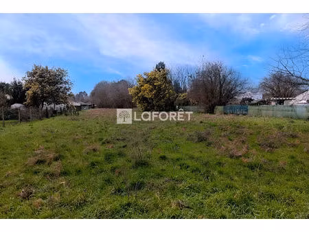 terrain d'environ 4800m² dans un environnement calme