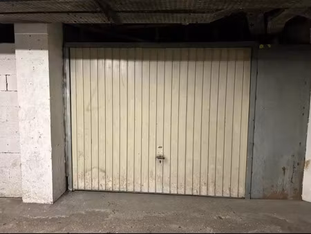 location parking 13 m² à evry (89140)  80 €