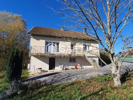 jolie maison lumineuse sur sous-sol