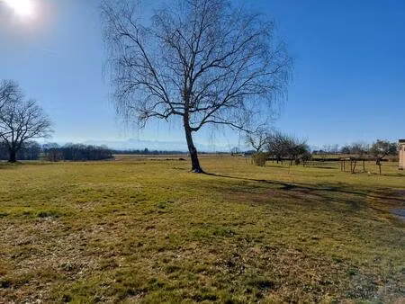 a 15 km à l'est de morlaas  grange à aménager sur terrain à bâtir 2 591 m²  semi-viabilisé