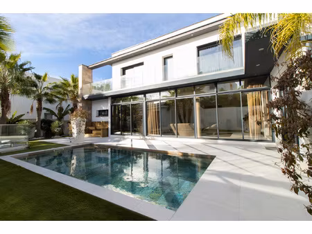 villa prestigieuse t6 standing  piscine  garage  100m de la