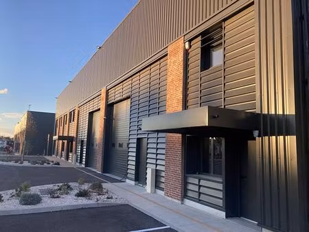 vente local d'activités signes 2 800 m²