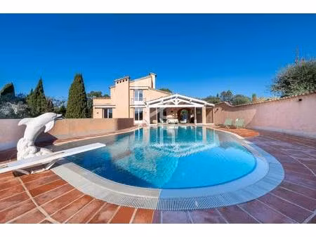 superbe villa rénovée de 415 m² à mougins – piscine chauffée  terrain de 3 600 m²  proche.