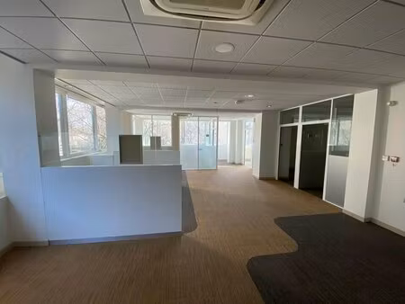 location local commercial 262m² nimes 30900