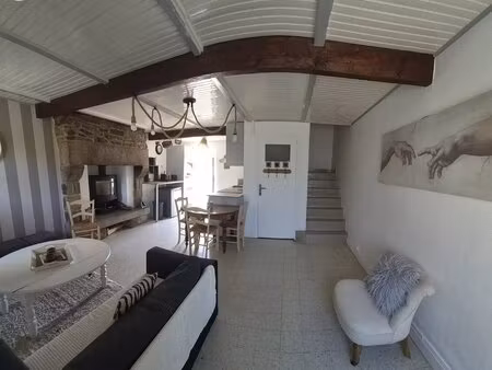 maison en pierres avec petit jardin