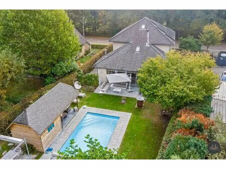 imposante ruime villa met zwembad en een prachtige tuin