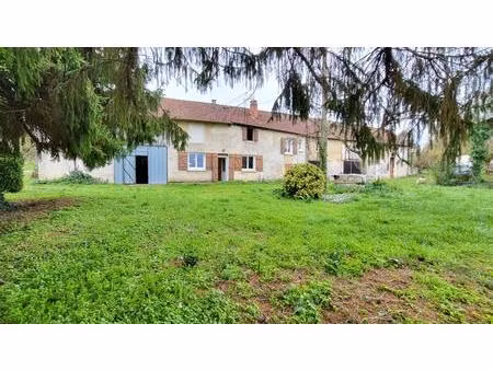 24400 fermette proche mussidan : maison   2 granges   hangar tabac et hangar sur 8000 m²