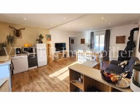 grande maison de village entièrement rénovée  comprenant 2 appartements loués et une maiso