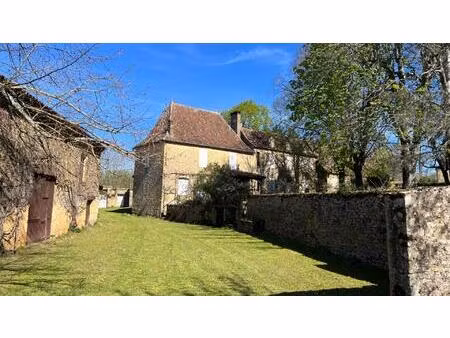 propriété du 17ème siècle à restaurer avec 2 hectares de terrai