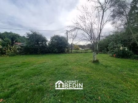 terrain 899 m²