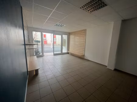 location commerce 3 pièces 58 m² à uhart-cize (64220)