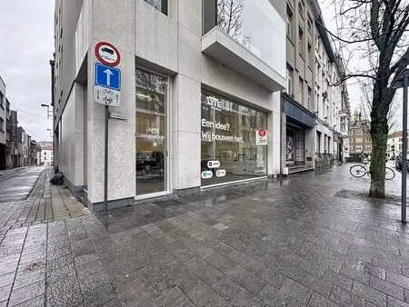 local commercial d'environ 50 m² à louer dans le centre de c