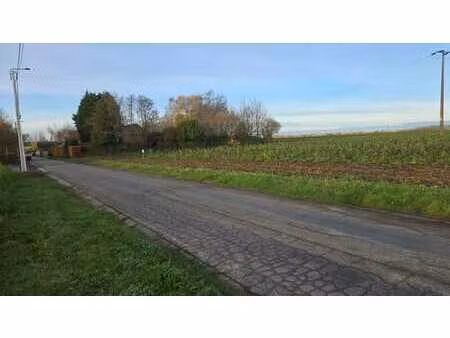 à vendre : beau terrain situé rue pommelée vache à meux.