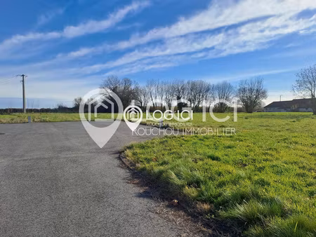 terrain constructible de 1 506 m2 au calme  au centre du vil