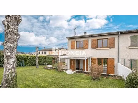 à vendre – maison mitoyenne idéalement située  proche centre village !