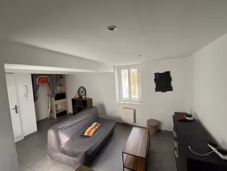 location appartement 1 pièce 22 m² à cuers (83390)