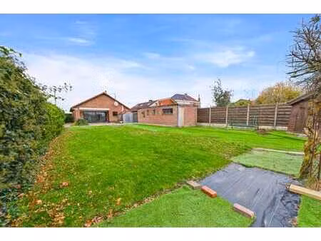 plain-pied érigé sur 757m2 avec 3 chambres  double garage  v