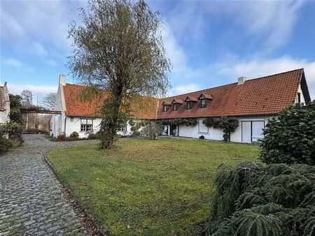 ancien corps de ferme du 18? siècle au centre d'ellezelles!