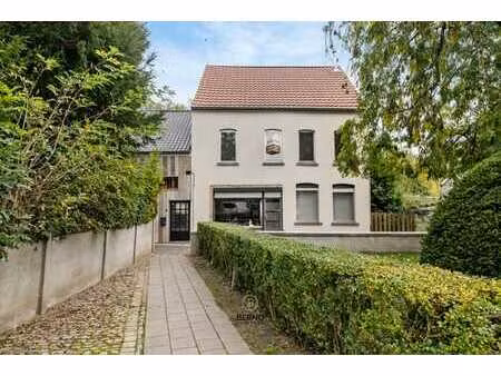 rustig gelegen woning met 3 slaapkamers en ruime garage.