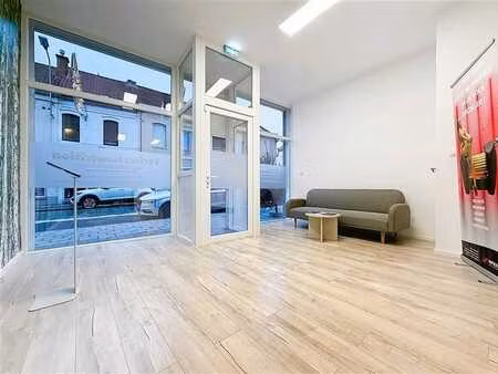 espace uniquementl pour prothésiste ongulaire  situé rue du