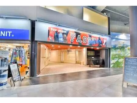 situé dans la galerie batta  commerce d'environ 63m² !