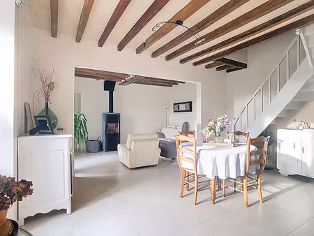 a vendre  maison rénovée de 140m2 avec 5 chambres  un grand terrain et des dépendances  da
